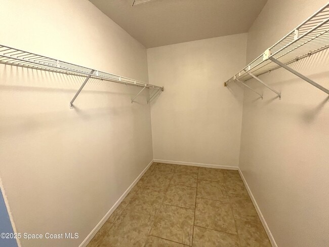 Building Photo - 740 Spring Valley Dr