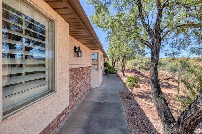 Building Photo - 3 Bedroom Home In Southgate!