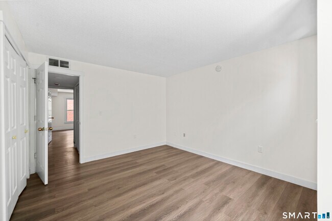 Building Photo - 136 Maple Ave