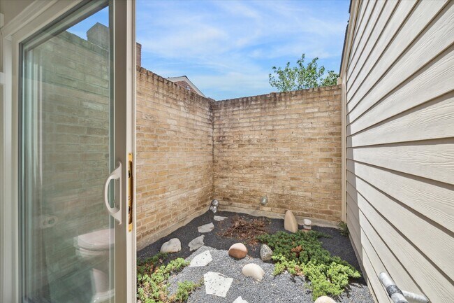 Building Photo - 1311 Ambergate Dr