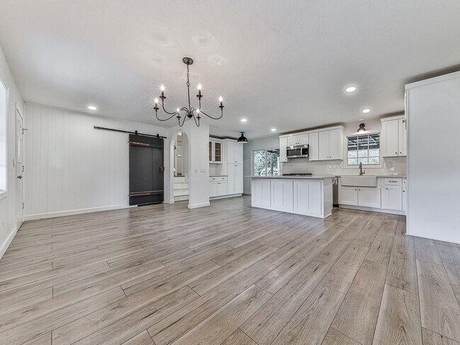 Building Photo - 421 Creek Valley Dr