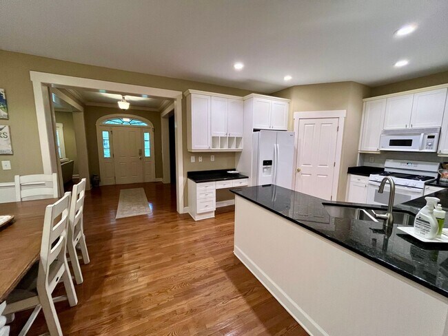 Building Photo - 236 N Ainsdale Dr