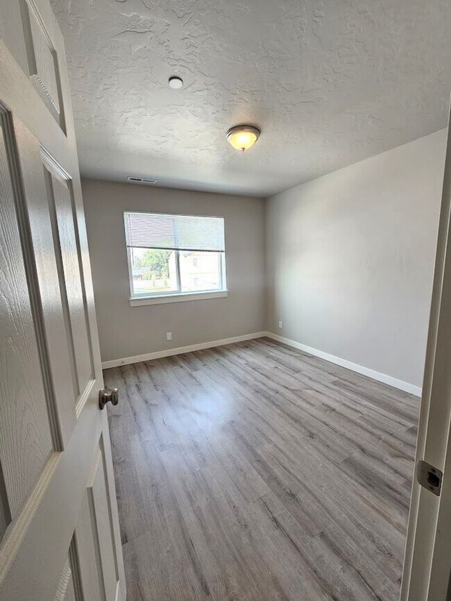 Building Photo - 1011 Pirate Cove Wy