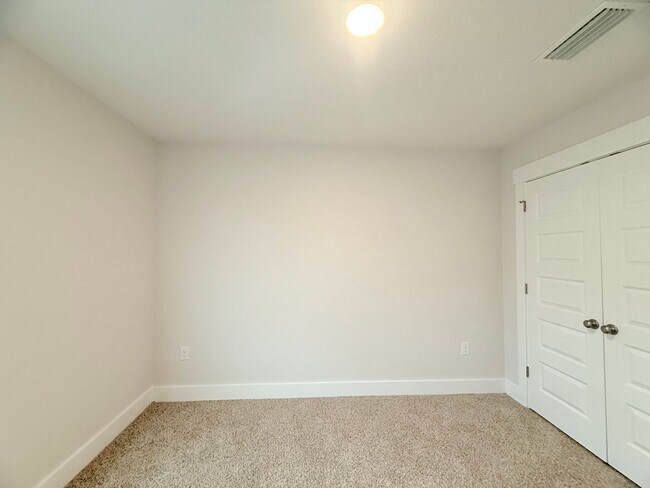 Building Photo - Stunning Townhome – Prime Pensacola Location