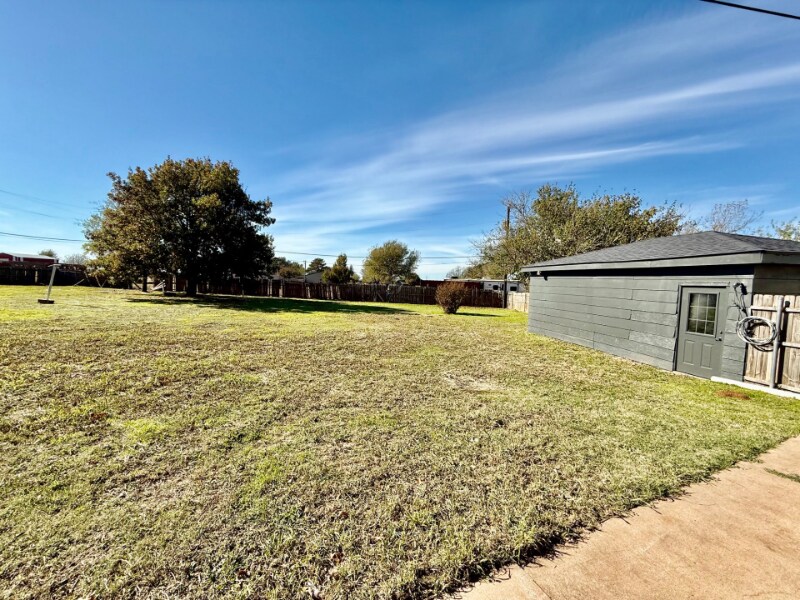 Building Photo - 2104 Linwood Pl