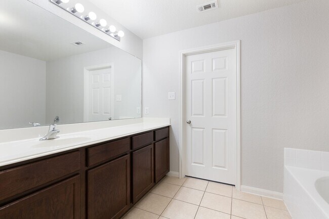 Building Photo - Luckey Ranch Single Story 3 bedroom with d...