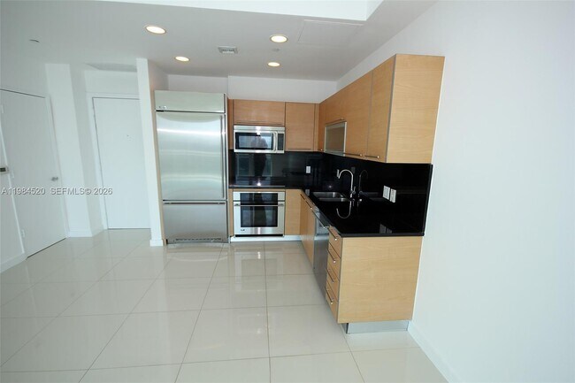 Building Photo - 950 Brickell Bay Dr