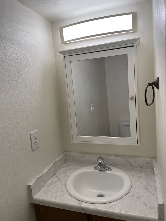 Building Photo - 2 Bedroom, 1.5 Bathroom Twin Home in West ...