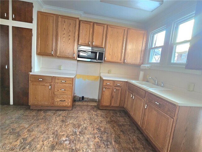 Building Photo - 1617 Maple Ave