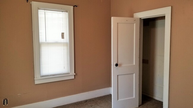 Building Photo - Cute Bungalow with a screened in front porch