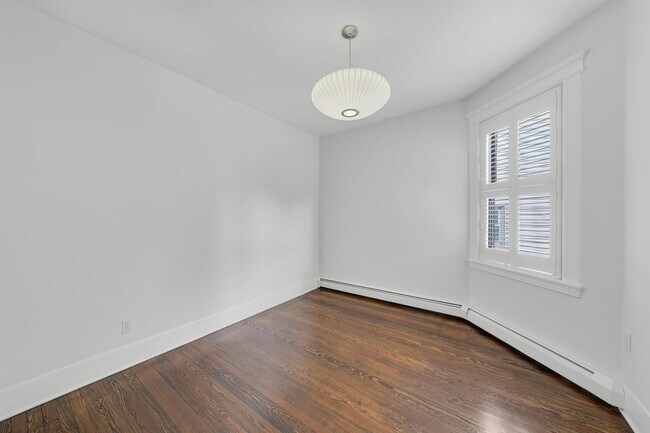Building Photo - 722 27th St