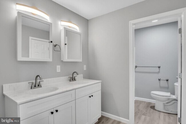 Building Photo - 1500 Embassy Dr