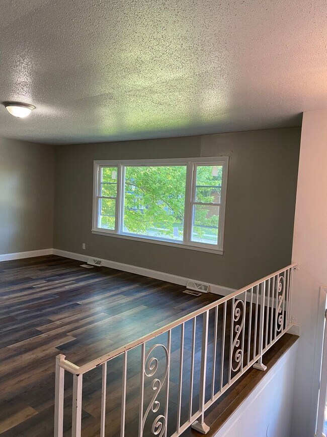 Building Photo - West side location 4br 2.5bth Finished Basement 2crg