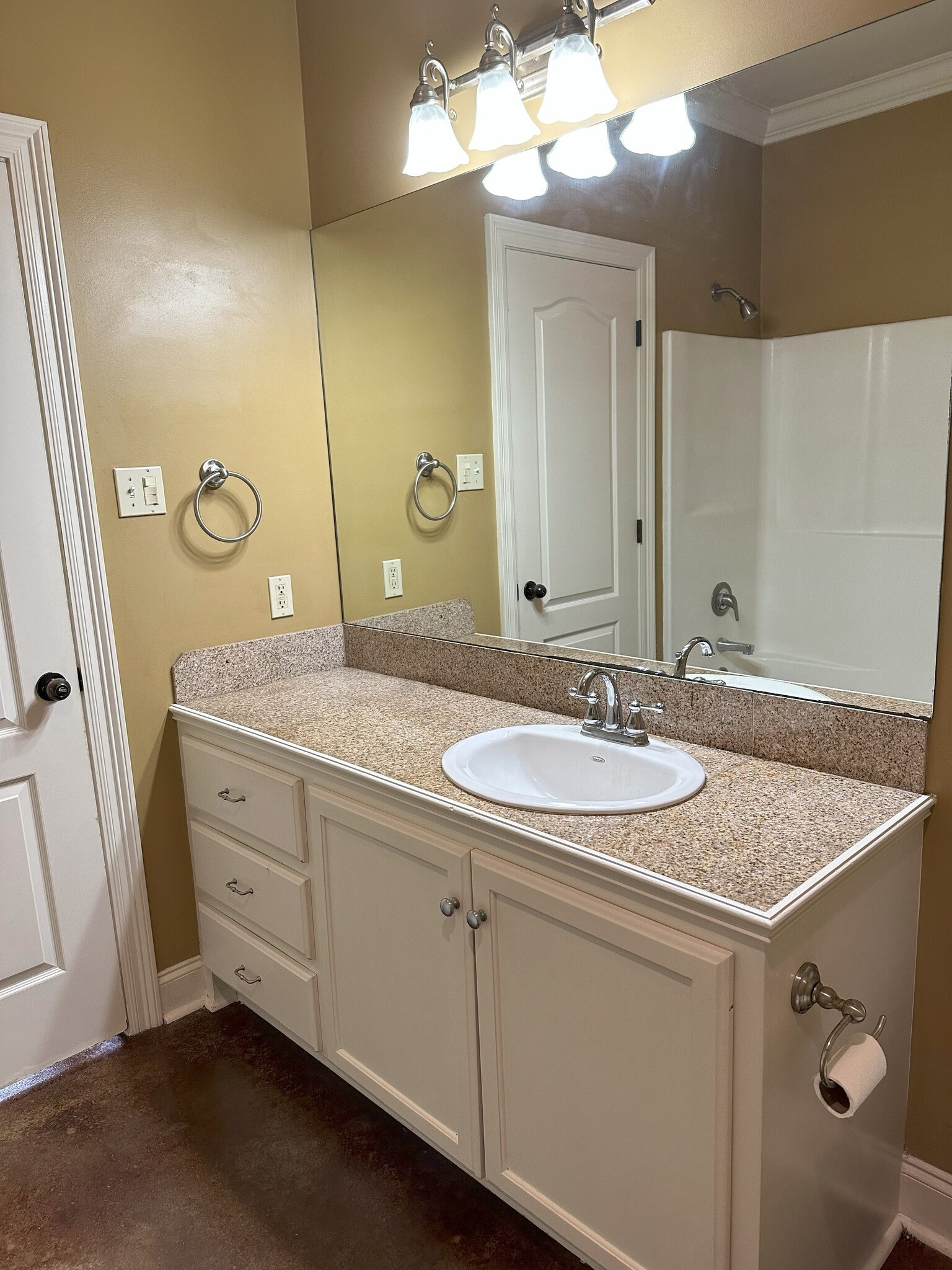 Building Photo - 111 Village Square Dr