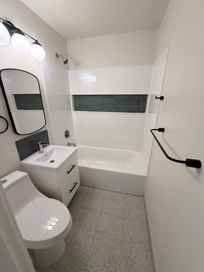 Building Photo - $500 off 1st month! Adorable 3-bdrm/1-bath in Kenton. Hardwoods, deck, W/D, huge fenced backyard,...