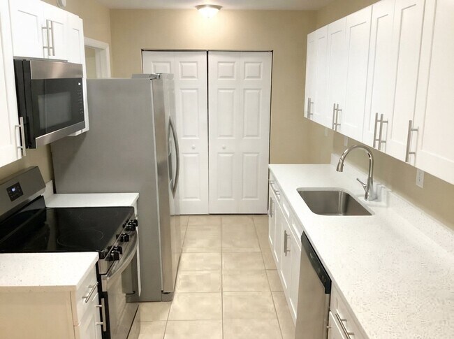Building Photo - 671 N 68th Way