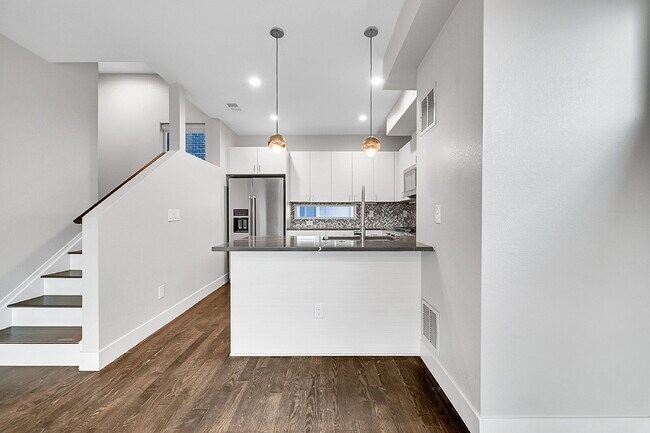 Building Photo - $3,175.00 - 2 Bedrooms, 2.2 Bathrooms, Tow...