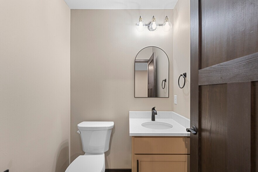 Building Photo - 3200 Noble Dr