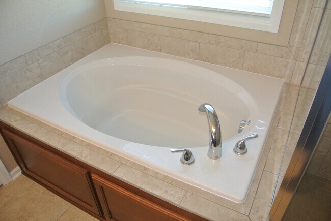 Building Photo - 5Bed/3.5Bath Home in Blackstone Country Club Community