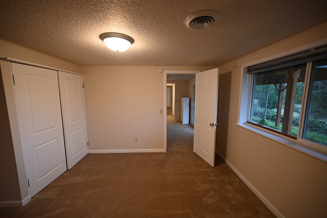 Building Photo - 4 bed 2 bath in Sequim, nice mountain view!