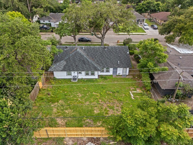 Building Photo - 5859 Flamingo Dr