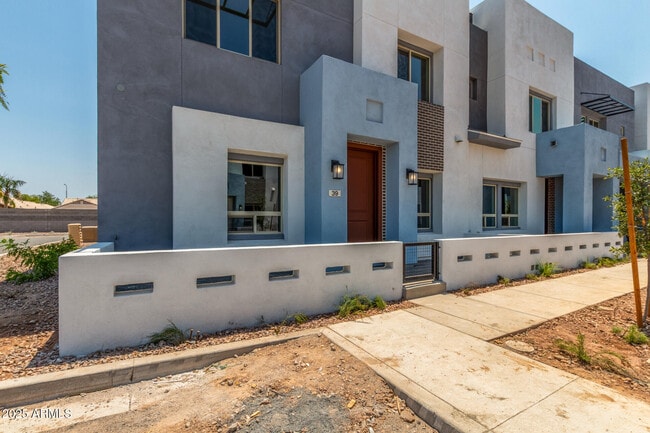 Building Photo - 733 E Commonwealth Ave