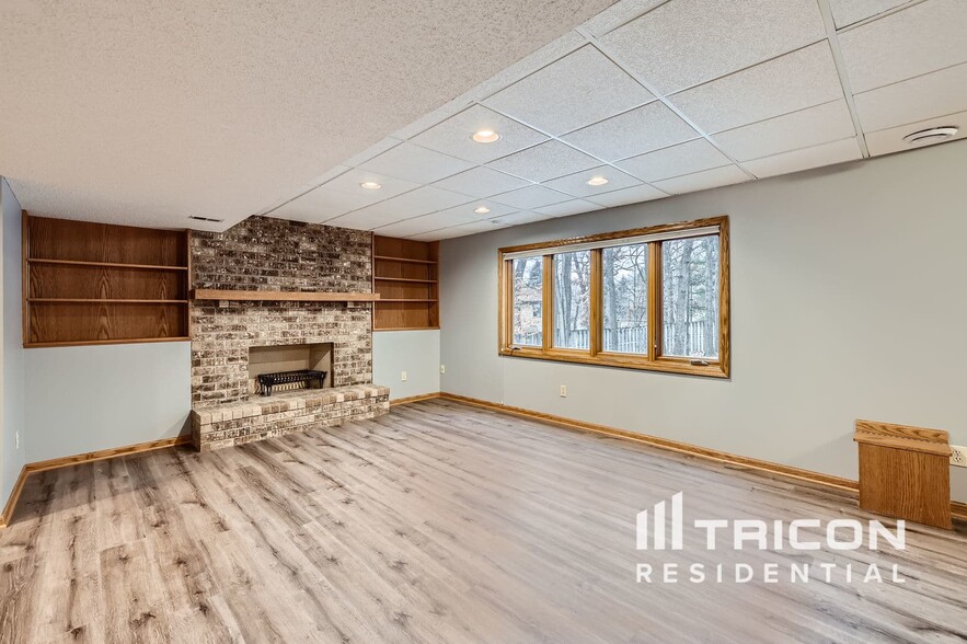 Building Photo - 5585 Rosewood Ln