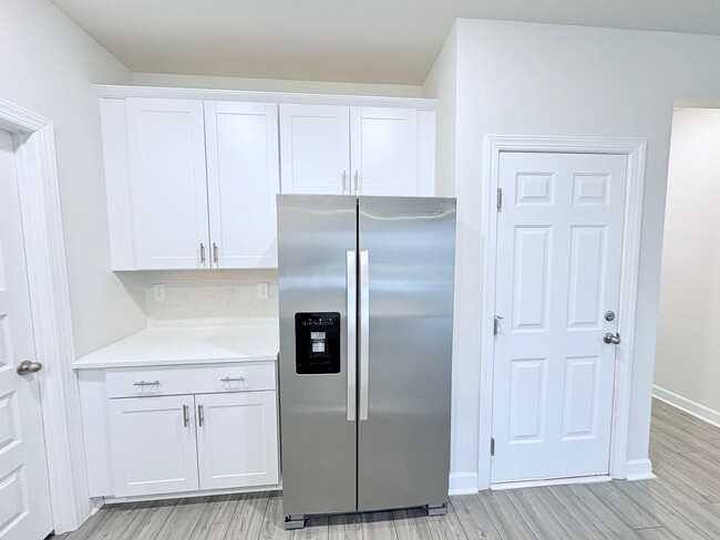 Building Photo - 220 Coulter Ct