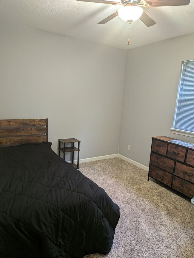 Building Photo - Fully furnished. All utilities included 3 Bed 1.5 Bath House