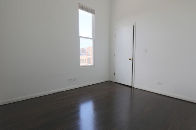 Building Photo - 3328 N Clark St