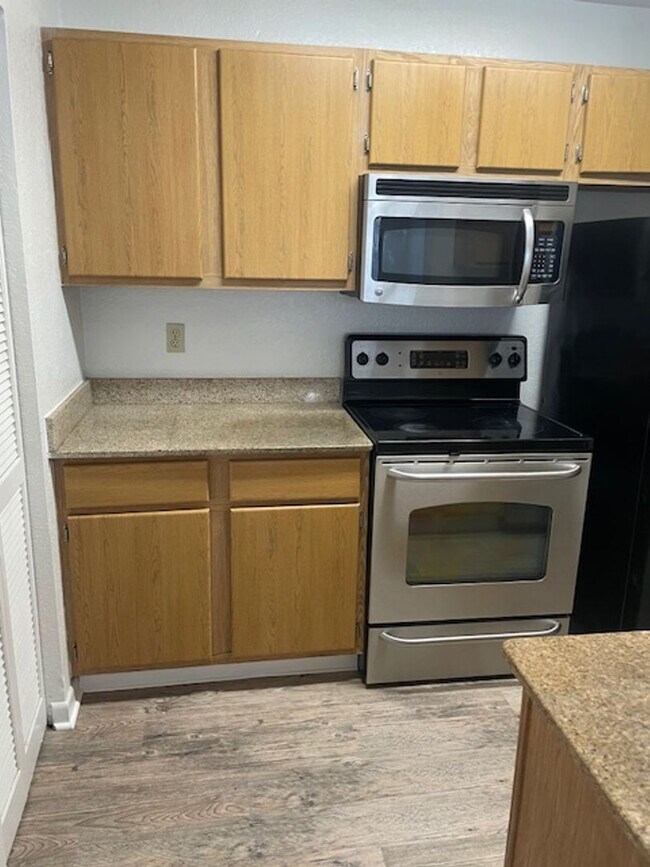 Building Photo - Lexington place ground fl One bedroom