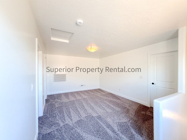 Building Photo - 4 bed, 2.5 bath duple w/2 car garage