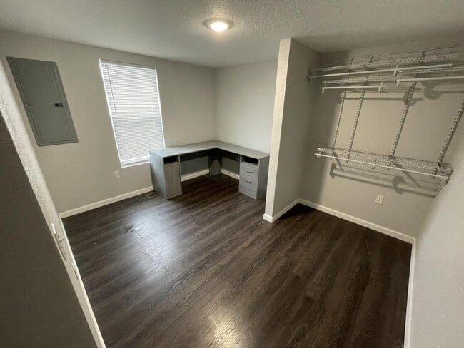 Building Photo - 138 E Hannum St