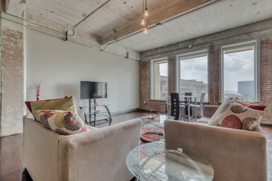 Building Photo - 500 S Ervay St