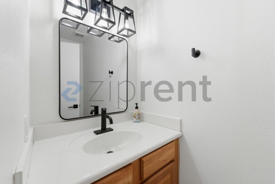 Building Photo - Unit Unit 1018