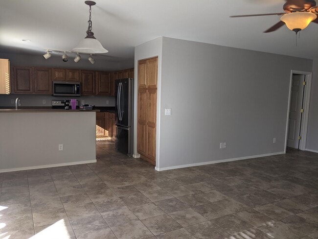 Building Photo - 1711 W Wilson Ave