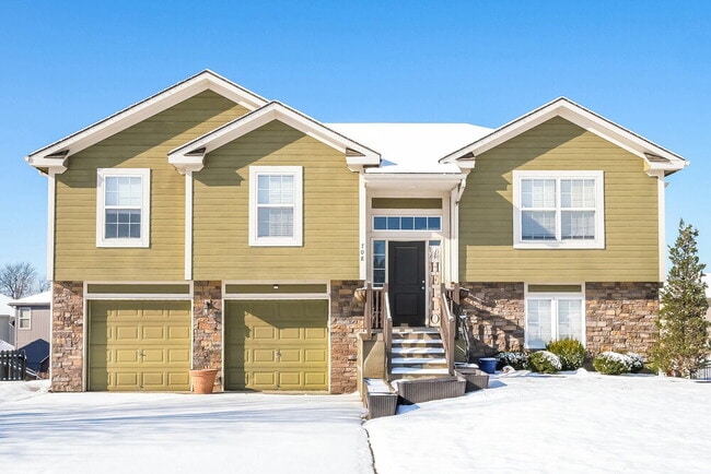 Building Photo - 708 Fall Creek Dr