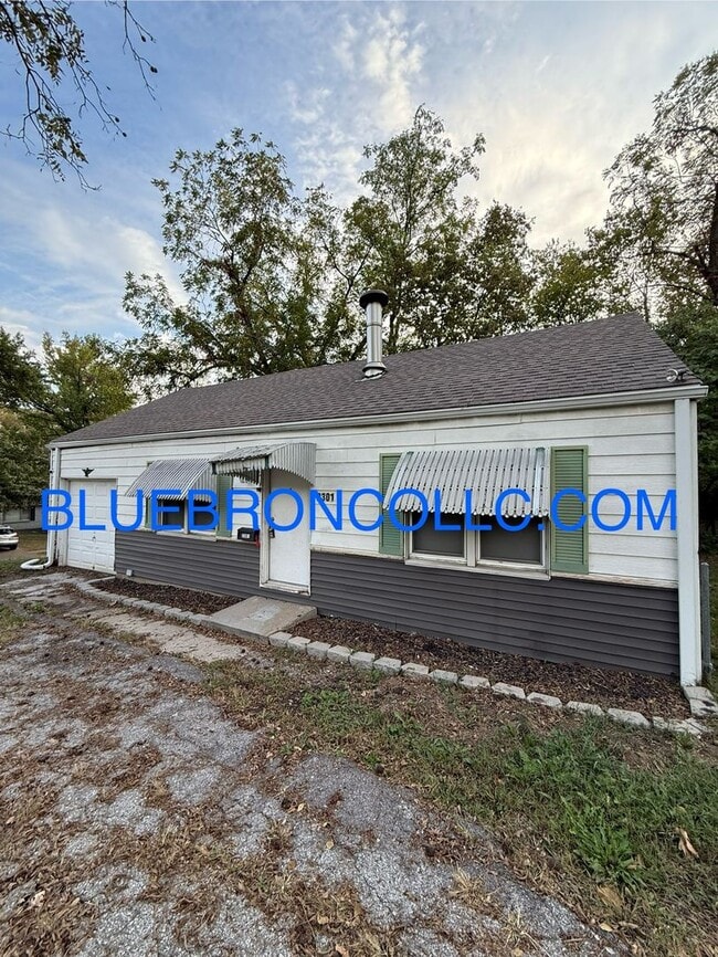 Building Photo - Beautiful 2 bedroom 1 bathroom home with 1...