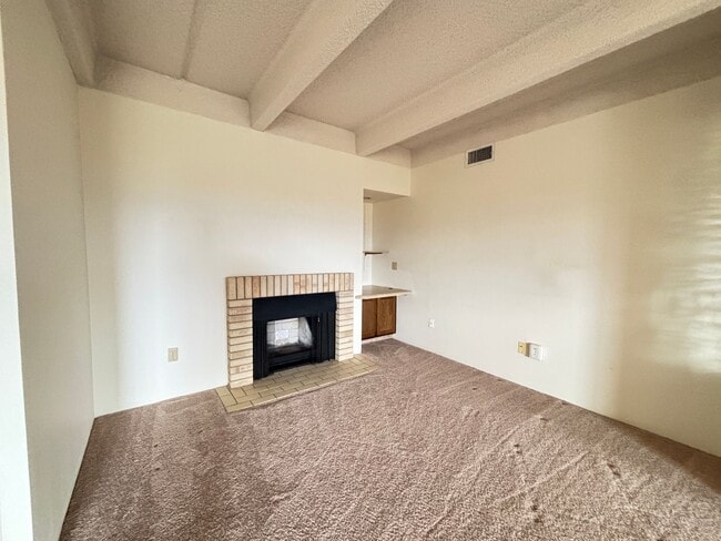 Building Photo - Large 2 bedroom, 2 bathroom unit with parking space in garage!