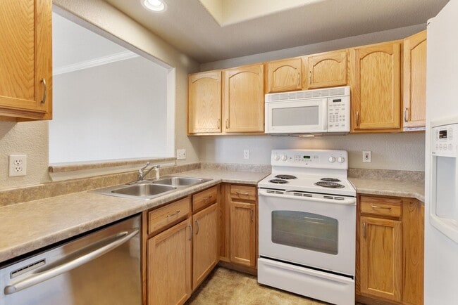 Building Photo - Immaculate 2 Bed 2 Bath Condo with Pikes Peak Views in D49!!!