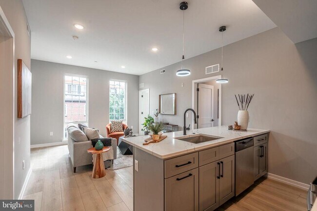 Building Photo - 713 S Mildred St