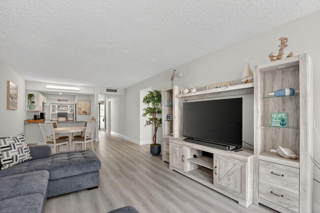 Building Photo - 8 Royal Palm Way