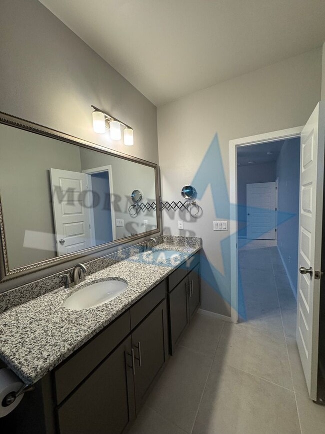 Building Photo - Newer home in desirable Metro area!
