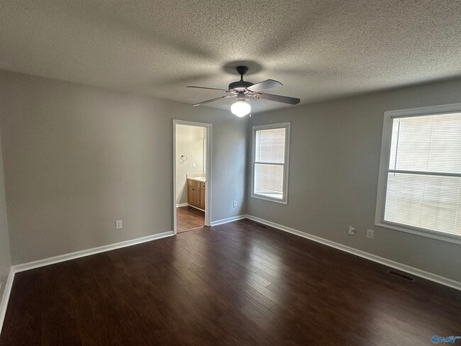 Building Photo - 196 Hollington Dr NE