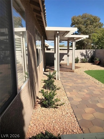 Building Photo - 198 Crown Imperial St