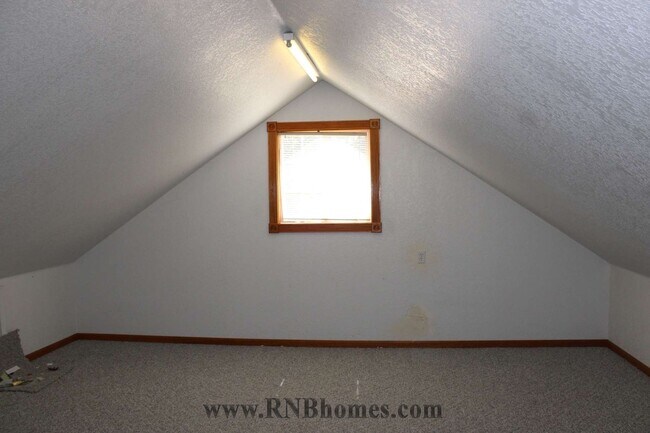 Building Photo - 677 Hoppe Ln