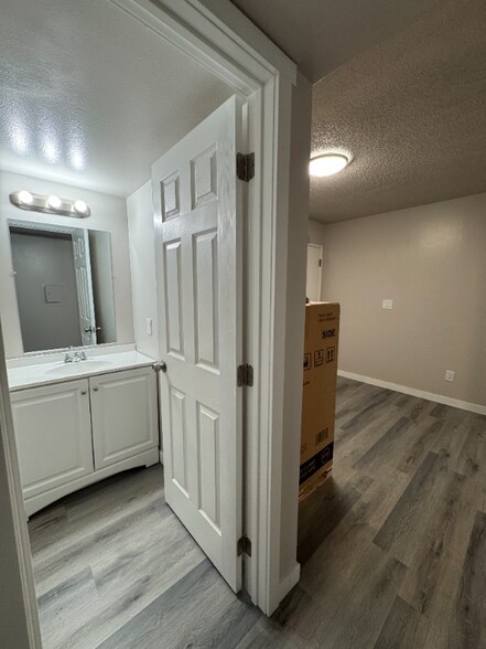 Building Photo - 308 Summit Ave N