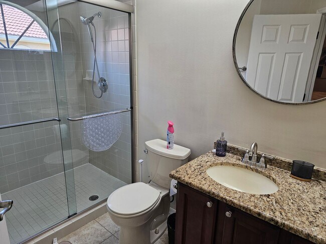 Building Photo - Available now - Furnished 3BR/2BA second f...