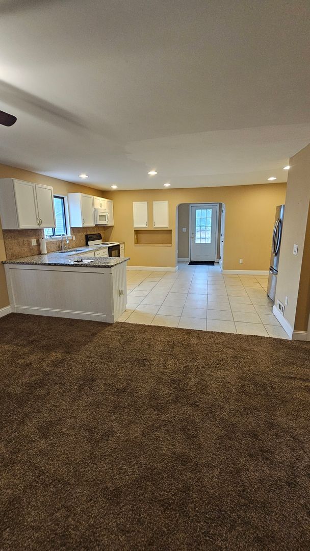 Building Photo - UPDATED BEAUTIFUL 3 BEDROOM/2 BATH