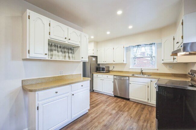 Building Photo - Beautifully Maintained 4BR/2BA Home in Sil...
